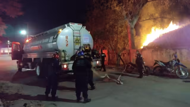 Los vecinos aseguraron que la casa está abandonado, por lo que se desconocen las causas del incendio