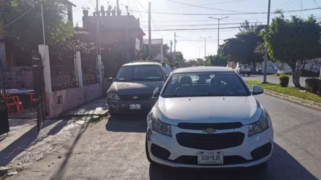 A diferencia de otros conductores, el culpable del choque se quedó para pagar los daños