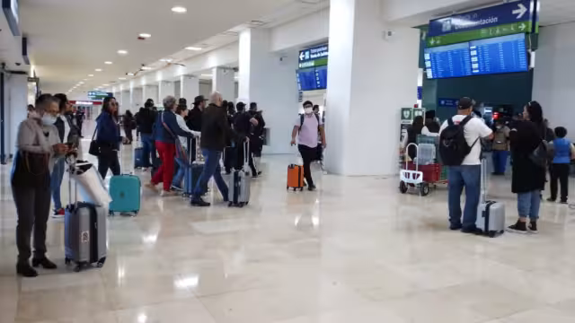 Entre los vuelos internacionales se encuentra el de American Airlines a Miami y Dallas