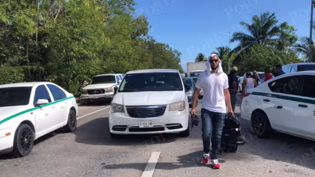 Con maletas, turistas tuvieron que caminar bajos los intensos rayos del Sol