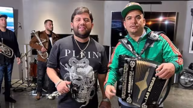 El reconocimiento se da luego de que el cantante el cantante decidió apoyar con una ambulancia de la Cruz Roja y la reparación de otras dos más