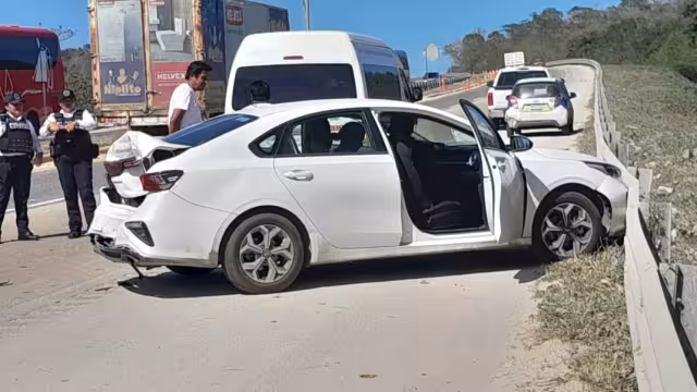 En el carro viajaban una pareja y una menor de edad, quienes fueron atendidos