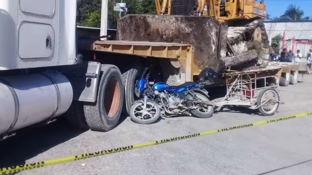 El tráiler avanzaba despacio sobre la arteria; sin embargo, no se fijó del motociclista