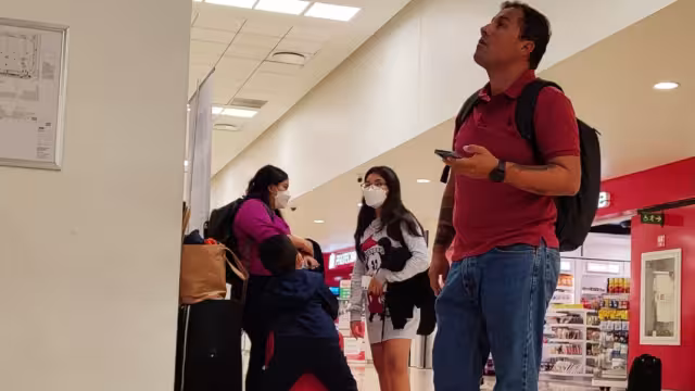 Los pasajeros mostraron su molestia por el atraso que se tiene en la llegada de la aerolínea