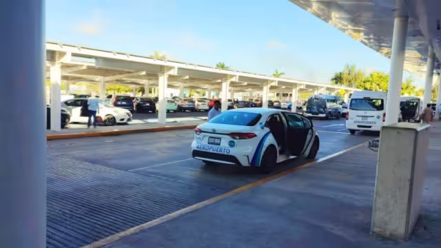 Taxistas de Flex Shuttle realizan paro por falta de pago