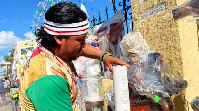“Estoy cargando unos 25 kilos entre la Virgen y un Juan Diego”, indicó Jesús González