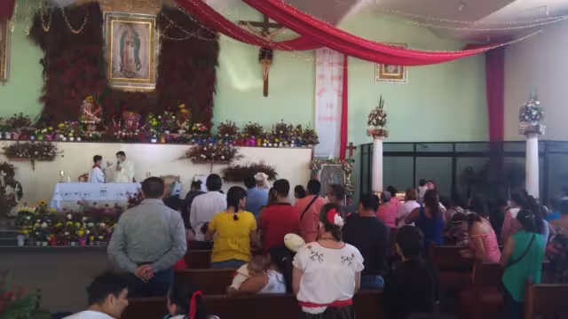 Durante la misa se bendijo a los niños, así como imágenes