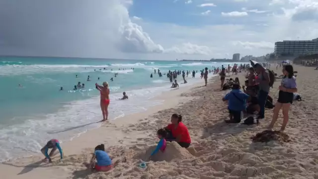 Playa Delfines está ubicada en el kilómetro 18 del Boulevard Kukulcán Cancún
