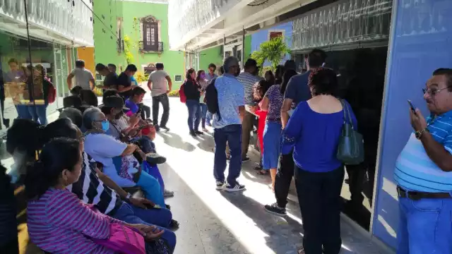 Los campechanos acudieron a primera hora para hacer la fila correspondiente para poder hacer el pago del reemplacamiento vehicular