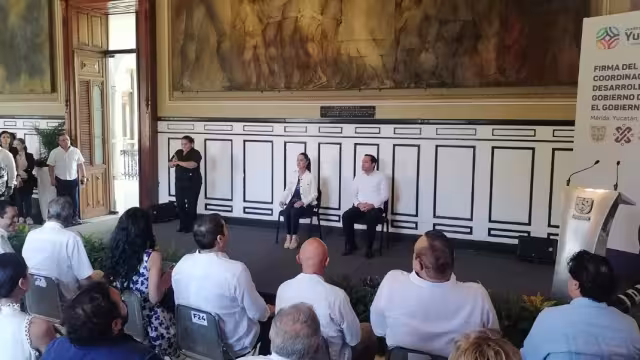 El evento se realiza en el Salón de la Historia del Palacio de Gobierno, en Mérida