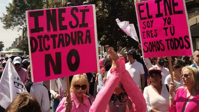 Entre pancartas, ciudadanos pidieron respeto al INE