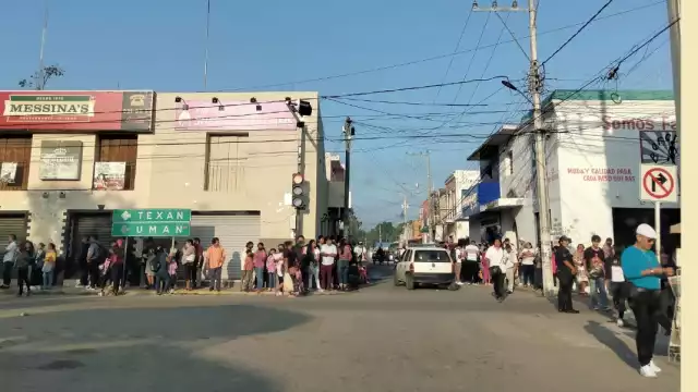 Familias enteras hicieron una larga fila para viajar a Tetiz