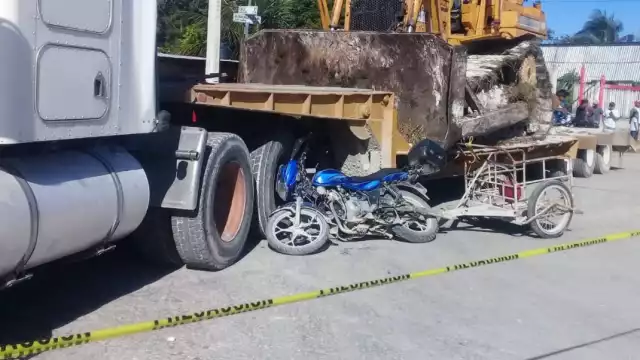 El tráiler avanzaba despacio sobre la arteria; sin embargo, no se fijó del motociclista