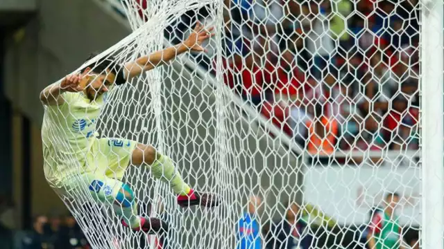 Henry Martín fue sancionado con una tarjeta amarilla