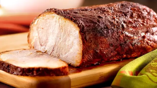 Para comer esta noche habrá lomo de cerdo en salsa de champiñones y puré de papa.