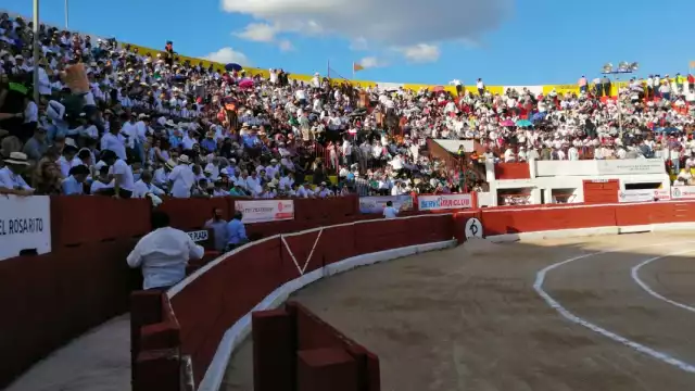 El evento se lleva a cabo con un lleno total, pese a las protestas