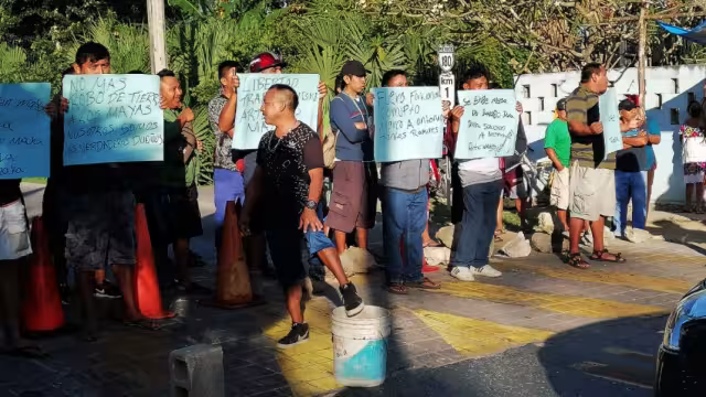Los manifestantes bloquearon la carretera federal Mérida-Valladolid, en protesta