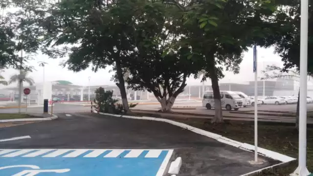 En tanto que Aeroméxico informó que hasta el momento solo han despegado tres de los cuatro vuelos mañaneros a la Ciudad de México