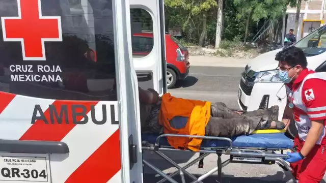 Al lugar llegaron paramédicos de la Cruz Roja para valorar y llevar de urgencias al joven