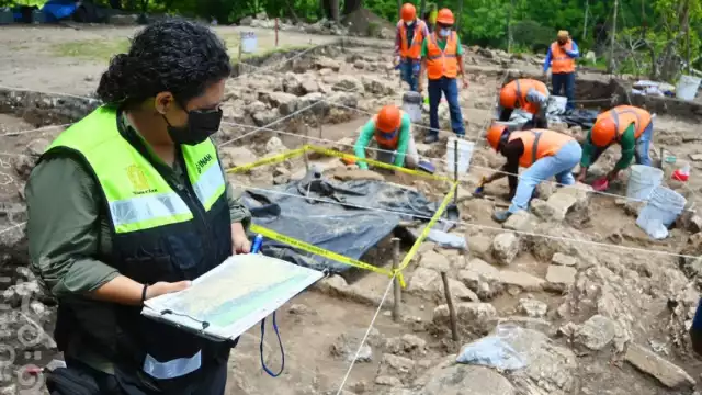 Es una figura humana decapitada, lo que representa a un guerrero maya