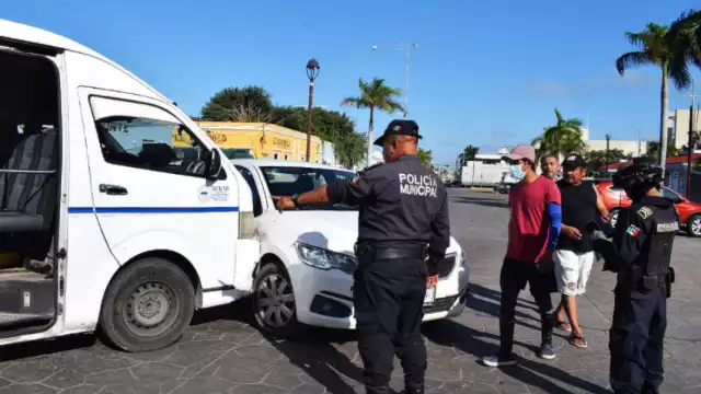 A pesar del impacto, ninguno de los pasajeros que iban en la combi resultó herido