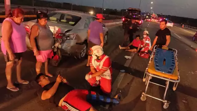 Al lugar llegaron paramédicos de la Cruz Roja para atender a los lesionados