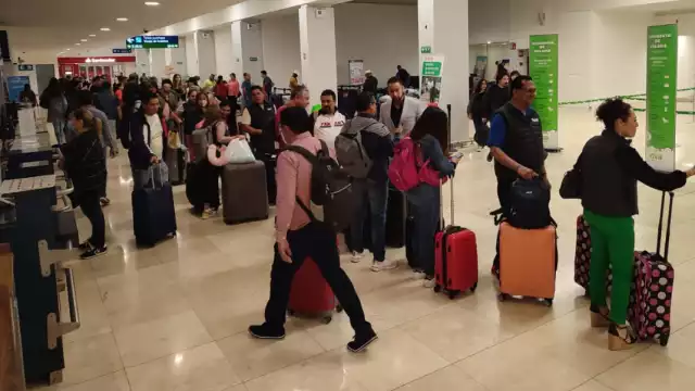 Como cada viernes 10 de los 37 vuelos de llegada programados entre las 05:00 horas y las 10:00 horas