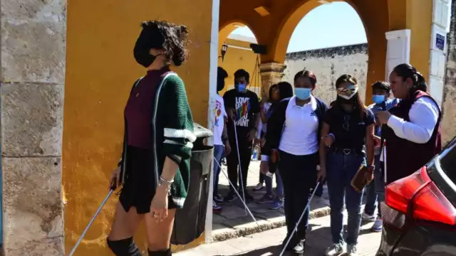 El bastón blanco indica que el usuario tiene ceguera total