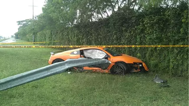 El automóvil terminó fuera de la carretera con un daños visibles a su carrocería