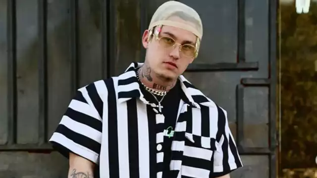 Vestido de blanco, el rapero de 27 años, quedó tirado en el escenario, luego de sufrir lo que pareció un tropiezo