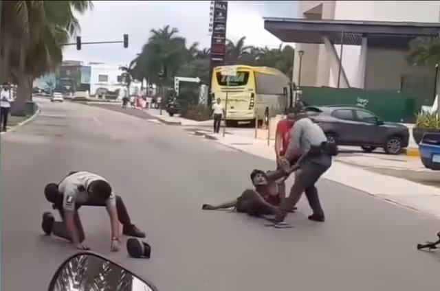 Los elementos tuvieron que recibir la ayuda de un ciudadano para poder retirar al joven de la cinta asfáltica, para que pudiera continuar la circulación