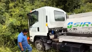 Conductor de pipa sufre accidente en la carretera federal tramo Puerto Morelos–Playa del Carmen