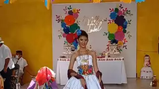 La joven celebró su fiesta con la tradicional jarana y con los bailes típicos