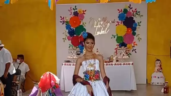 La joven celebró su fiesta con la tradicional jarana y con los bailes típicos