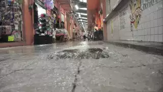 Los pasillos del mercado Lucas de Gálvez se convirtieron en verdaderos ríos