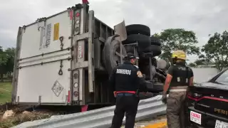 Por el peso de la carga el chófer perdió el control del vehículo