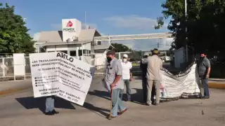Jubilados de Pemex bloquean entrada a la estación ubicada en Mérida
