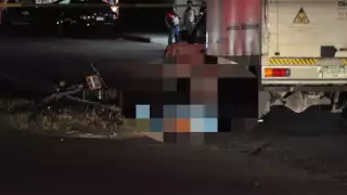 El cadáver quedó bajo la camioneta