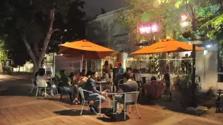 Algunos restaurantes lucieron con varias mesas ocupadas, así como algunos bares