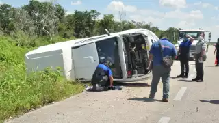 La mujer salió por sus propios pies de la camioneta, con ayuda de algunas personas que pasaron por el lugar