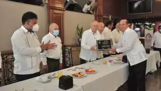 Los que recibieron la distinción fueron Pedro José Montañez y Jure, con 52 años de trayectoria; Mario William Pat Méndez y Carlos Manuel Pérez Chi, quienes cumplieron 51 años impartiendo clases