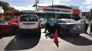 El operador de la grúa se encargó de reubicar a los otros de los automóviles