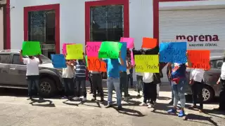 Los manifestantes pidieron que el senador Ovidio Peralta que "saque las manos" del proceso para designar al candidato