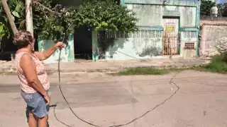 Una de las vecinas de Zazil-Ha en Mérida mostró uno de los cables que se quemaron tras la caída del poste de madera