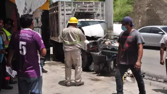 Equipos de la CFE se aseguraron de que el poste no se derrumbara tras mover el vehículo incrustado Equipos de la CFE se aseguraron de que el poste no se derrumbara tras mover el vehículo incrustado
