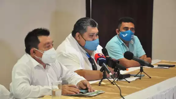 El presidente municipal Gaspar Pantí reparte material de construcción para que la ciudadanía vote a favor de su sobrina