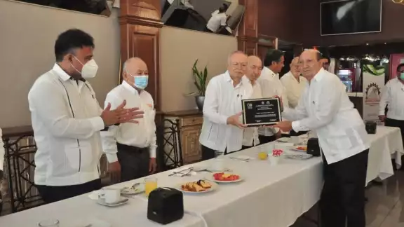Los que recibieron la distinción fueron Pedro José Montañez y Jure, con 52 años de trayectoria; Mario William Pat Méndez y Carlos Manuel Pérez Chi, quienes cumplieron 51 años impartiendo clases Los que recibieron la distinción fueron Pedro José Montañez y Jure, con 52 años de trayectoria; Mario William Pat Méndez y Carlos Manuel Pérez Chi, quienes cumplieron 51 años impartiendo clases