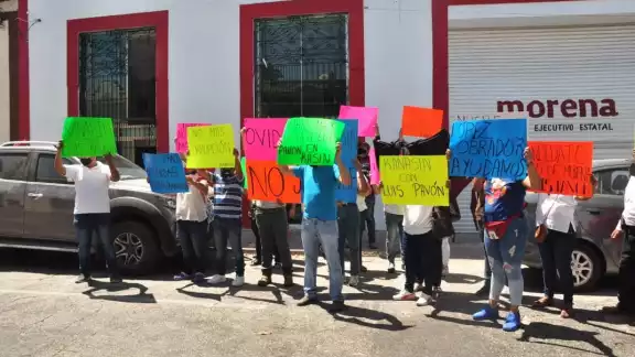 Los manifestantes pidieron que el senador Ovidio Peralta que "saque las manos" del proceso para designar al candidato Los manifestantes pidieron que el senador Ovidio Peralta que "saque las manos" del proceso para designar al candidato