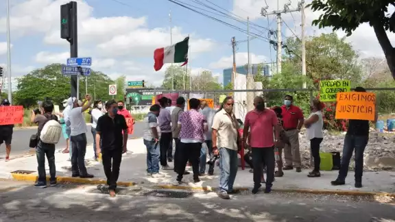 Acusan a un funcionario de ordenar la demolición del negocio denominado "Ponte Xux" Acusan a un funcionario de ordenar la demolición del negocio denominado "Ponte Xux"