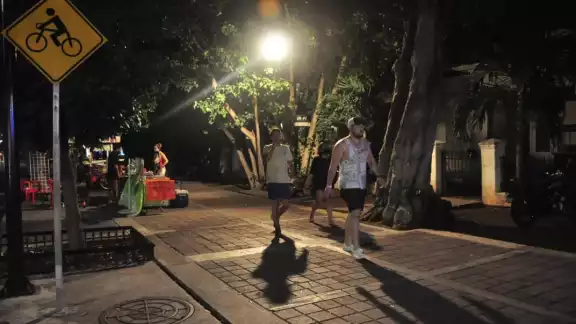 Sin la restricción a la movilidad, los paseantes nocturnos pueden disfrutar de Paseo d Montejo sin temor a represalias Sin la restricción a la movilidad, los paseantes nocturnos pueden disfrutar de Paseo d Montejo sin temor a represalias